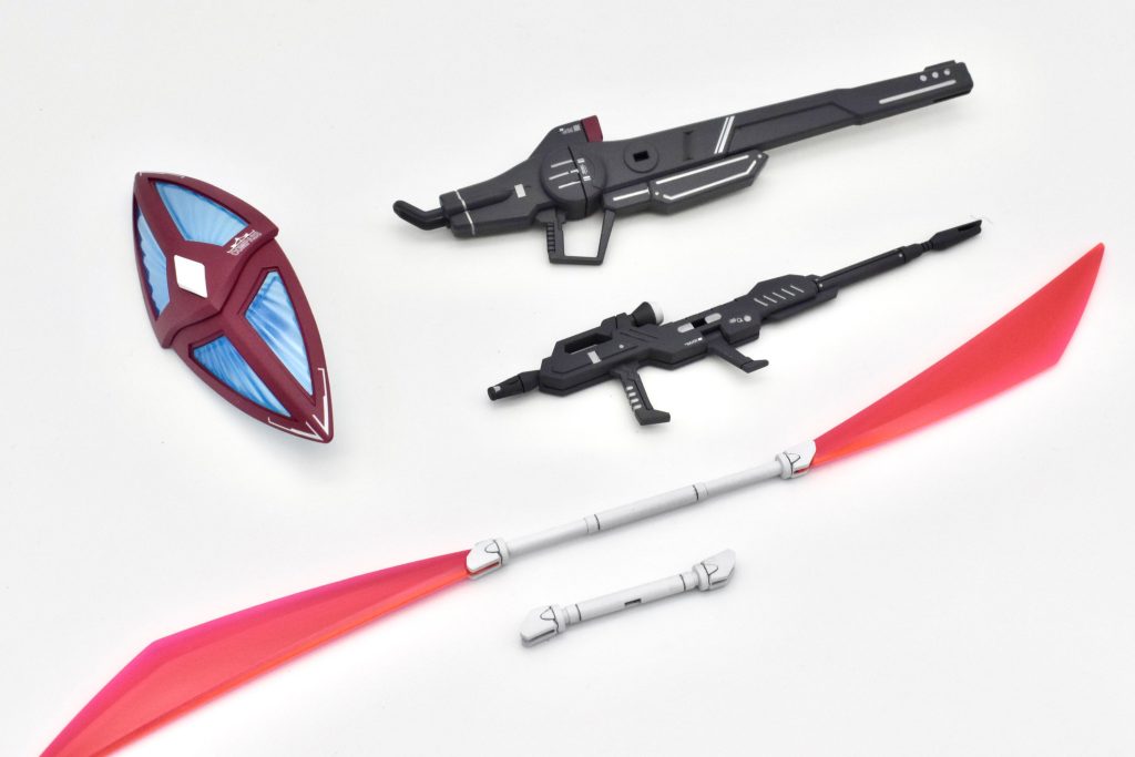 こちらはHG 1/144 ゲルググメナース(ルナマリア・ホーク専用機)のウェポン類です。特にライフルは、フレームカラーとシルバーで細かく色分けし、ディテールを強調しました。ビームナギナタは蛍光塗料で塗装しており、UVライトを当てると発光する仕様になっています。