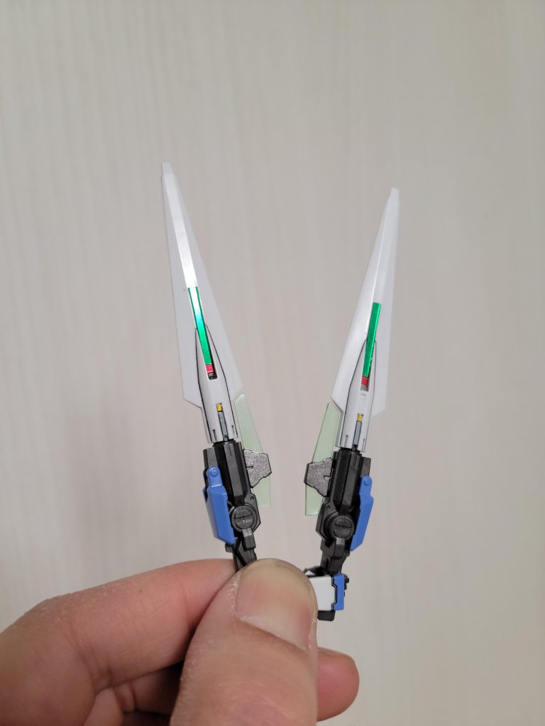 白は成形色のままなので、GNソードⅡが物足りない感あり、30MMの3Dメタリックシールを切り貼りしました。