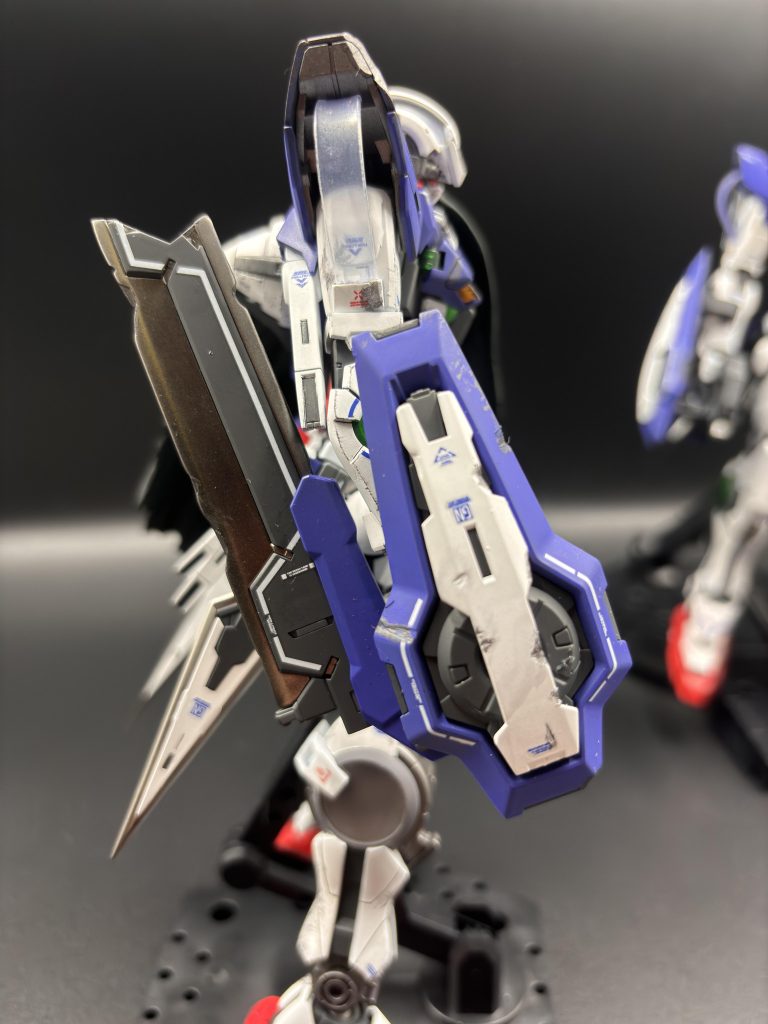 せっかくのMGキットということで、ガイアノーツのプレミアムメッキシルバーを初めて使用し金属表現に挑戦そこまでしっかりとヤスリがけをしたわけではないため鏡のようとまではいかないが、リペアの持つ武装としては丁度よい曇り具合だと思われるしかしお高い塗料だった…別のキットにも使うけどさ…