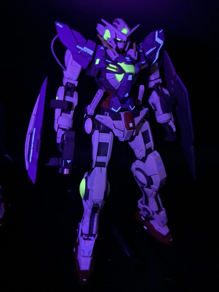 蛍光塗料を使っているので、暗所でブラックライトを当てるとクリアパーツは光るようになっているデカールも何故か光るいずれブラックライトだよりじゃなくて、ちゃんとした電飾を仕込めるようになりたい