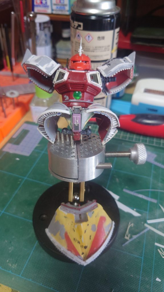 頭部アンテナは最初付けたがなんかピンと来なかったので完成品には除外😅コックピットハッチはクリアにするか塗りつぶすか考えたがテキサスコロニーのシャアゲルがなんか透明ぽっい演出があったので…今回はクリアにテスト機と言う事で無理矢理設定