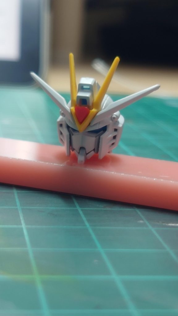 フェイスパーツはヤスリで整形し、頬の内側を削る。プラバンを挟んでマスクを0.7ミリ程度前に出し、あごを延長してみました🎵