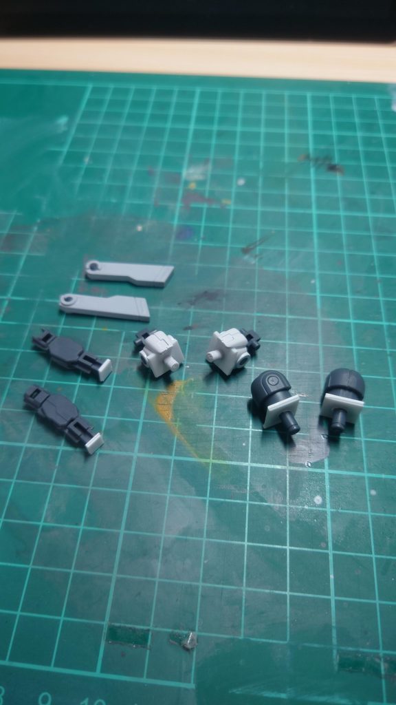 こちらは延長などした体の各部です。ここまで伸ばしても立ち姿はまだがっしり。プロポーションをいじるってホントに難しいですね(汗 )