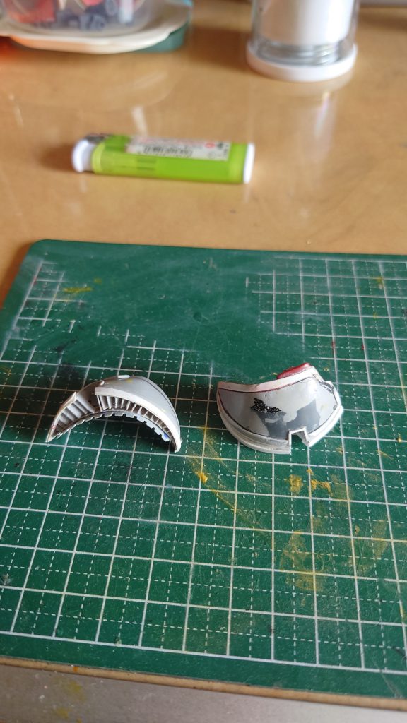 腰部もボリュームアップしたので下部にスラスター追加、今回意外に苦労しました😅