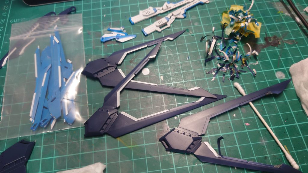 思い出の塗り分け( 笑)。色々調べて、添付のホイルシールでマスキングをしている方がいて、参考にやってみましたが…しっかり貼れない、貼った後が残って落とすのに苦労して、もうここが本体かって感じです。