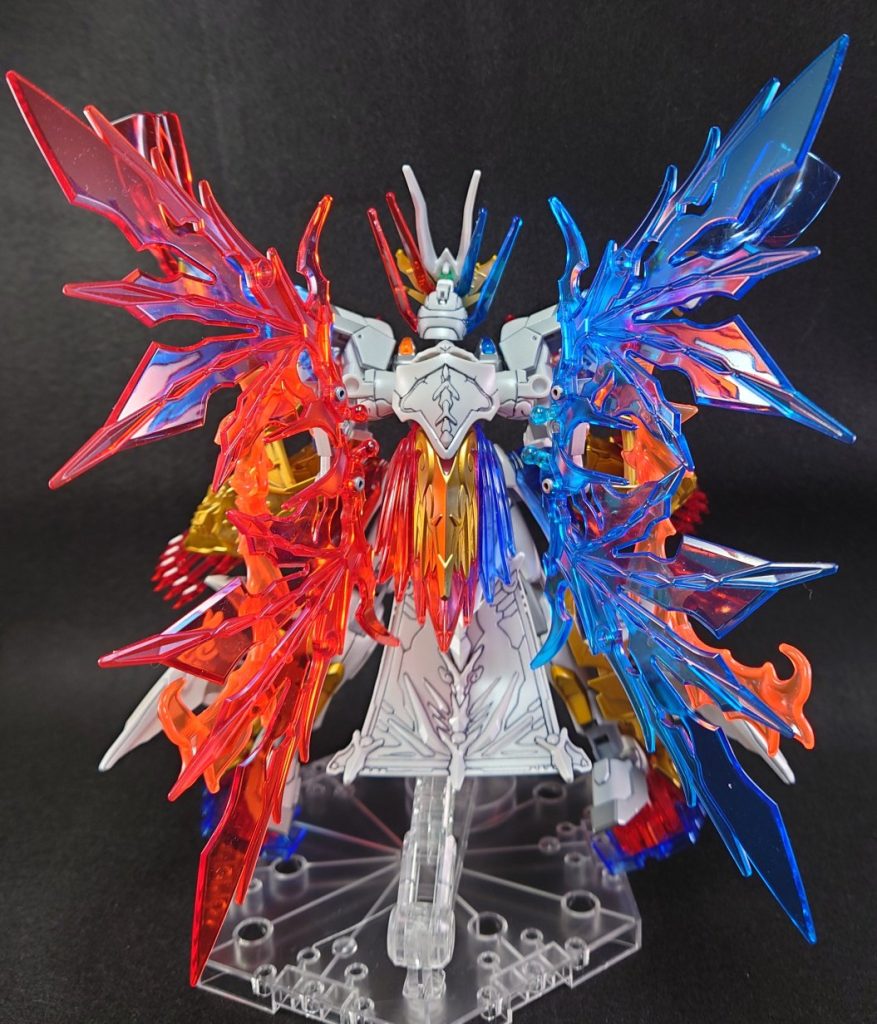 後ろ姿。溢れ出るエネルギーが背中から排出され輝く翼が現れます。