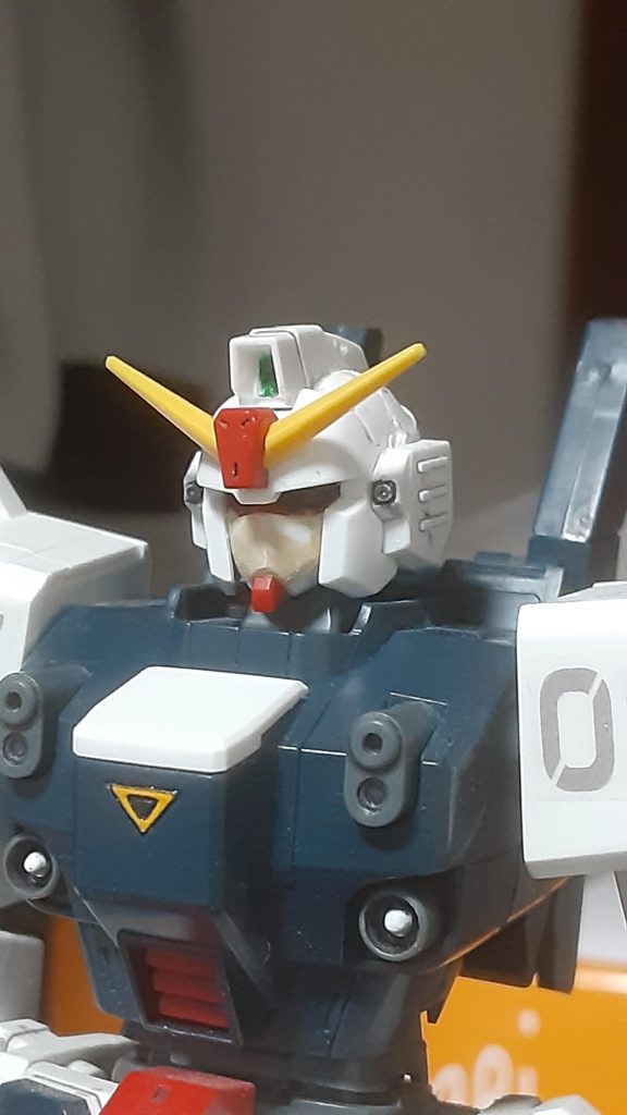 キットの顔にパテ盛りして成型、口は赤いランナーを切り出し、削って作ってます。