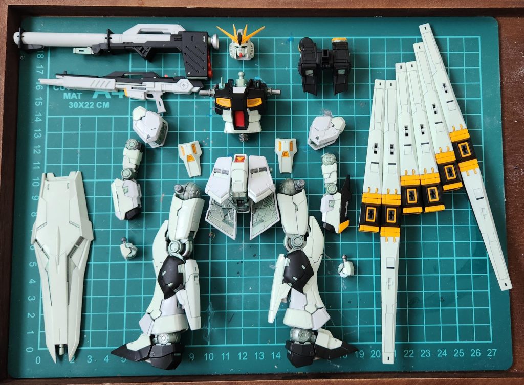 こちらは組み立てる前、デカールを貼る前のものです。基本はガンダムマーカーエアブラシシステムを使った塗装になります。・白→水性ホビーカラーホワイトグリーン・グレー→水性ホビーカラーキャラクターホワイト・フレーム→ガンダムマーカーホログリーン・赤→ガンダムマーカーレッド・黄色→水性ホビーカラー黄橙色・黒→サーフェイサー黒・一部スミ入れその他工作としては、・メタリックシールの箇所にレジン・水転写デカールを使用・水性トップコートでつや消し 等最後まで見ていただき、ありがとうございました！(gundam-kao2)