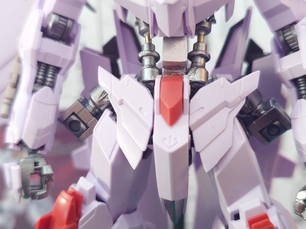 主に胴体の延長。もうガンダム・フレームの定番工作ですね。私は真鍮線とジョイントパーツを駆使して実際に可動するようにしました。なお、フレームはすべてプライマー後にシルバー系で塗装。