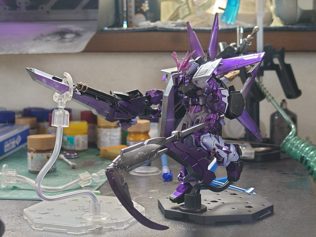 こちらはV8ストライカーと合体させたフルアームズスタイル。パイロットはハチ相手のOSを最大2秒間ショートさせる謎液体を塗布・侵食させる大鎌「ヨミ」を使い、隙を作る戦法を主軸としてます