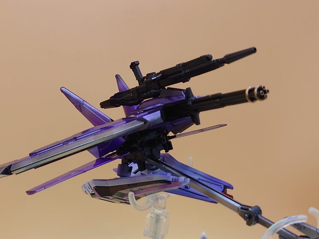 こちらはAIハチが操縦するV8ストライカー。フライトユニットとタクティカルアームズを合体させてます。AI操作なのでパイロットの負担を気にすることなく、戦闘機なのにサマーソルトや近接を仕掛けて撹乱していきます。シールドは本来の盾としての役割はなく、質量兵器として射出するスタイル。HGとRGの赤フレのライフルを継合わせることで1.5倍のサイズでレールガン化しました。