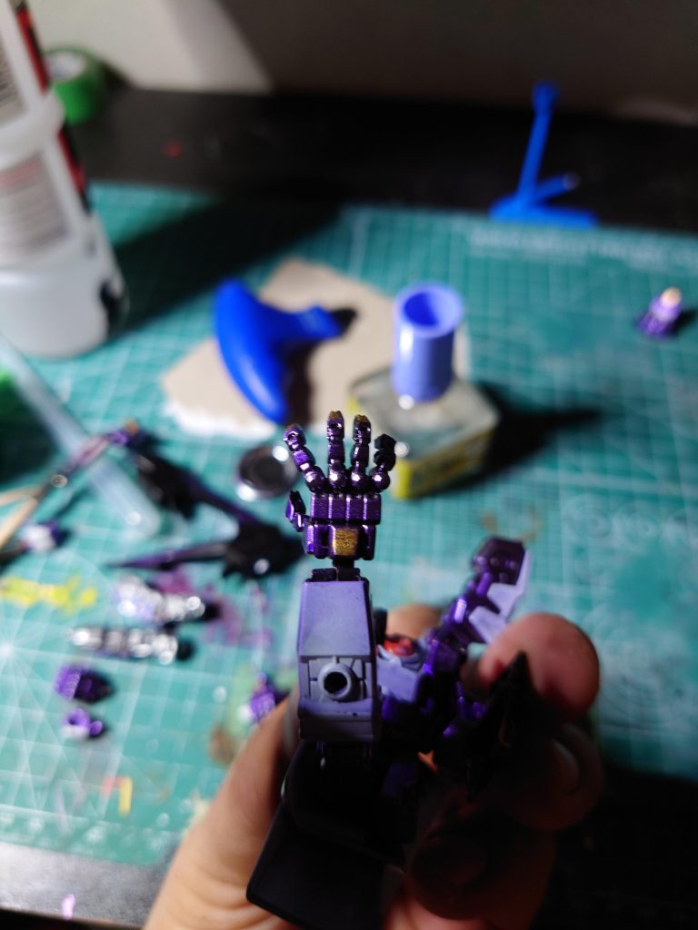 腕部炸裂式手甲マニュピレーター「サツマ」コトブキヤのワイルドハンドにラインストーンを接着させて、起爆式ナックルダスターをイメージ。本来はシンゲツの設計データに入っていたもので、CE技術でもサルベージ出来たのはこの手のみ…らしい