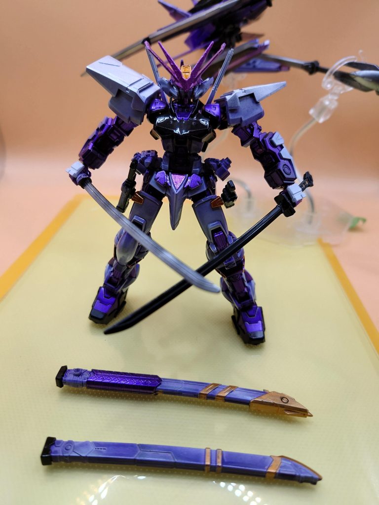 これはロウがメインパイロットを務める場合のソードスタイル。HGの腰パーツ中身を空洞化させてRGの腰ホルダーを貫通させてます。足裏の仕込みアーマーシュナイダーは射出もできるように改良（ と、いう設定）