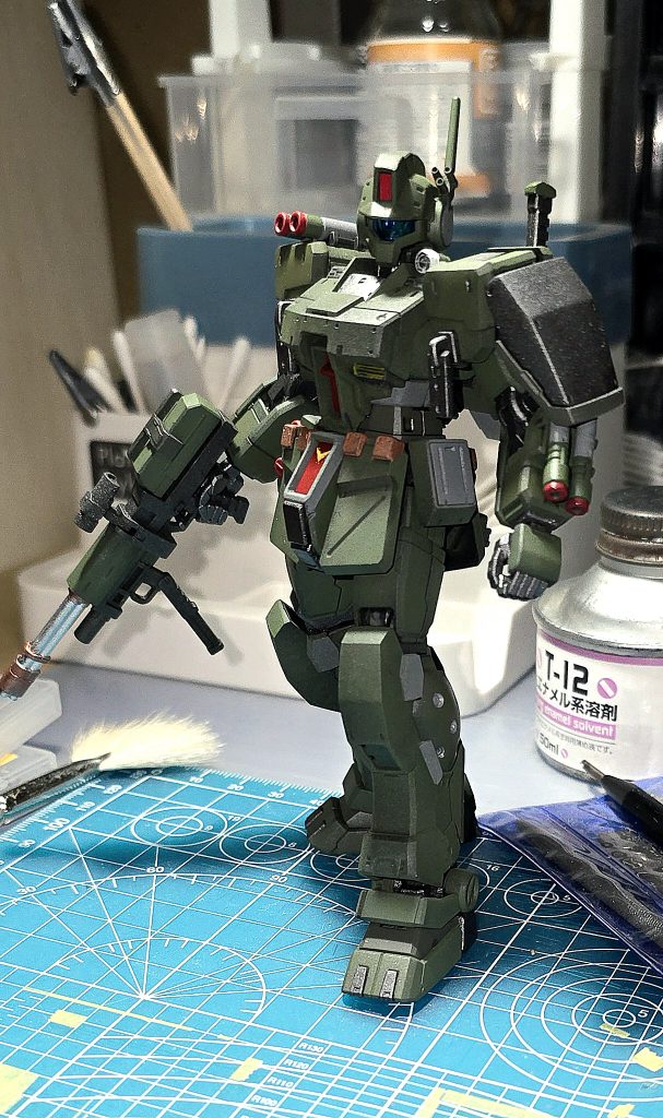 汚し&デカール前完成品と見比べるとなんかひょろく感じてしまいますね、デカールや汚し+トップコートによる情報量UPがどれだけ大事かがわかりました。(zaku-kao10)