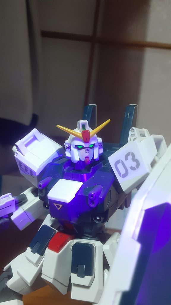 キットのままの顔はスリット部分が大きくブルーらしくないので思いきって改修してみることにしました。