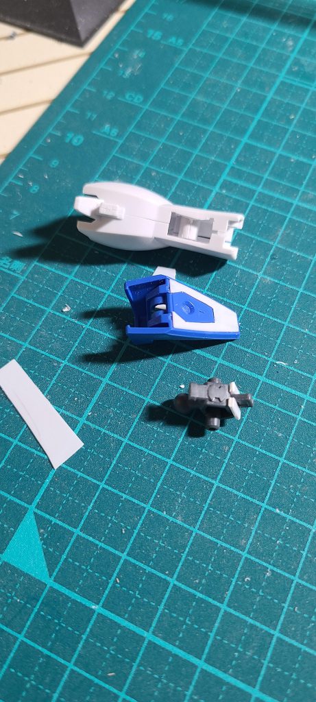 脛部分下部にプラ版挟み下側だけ広がるように改修。足裏の肉抜きをプラ版で塞ぐ。足首関節で1mm延長。