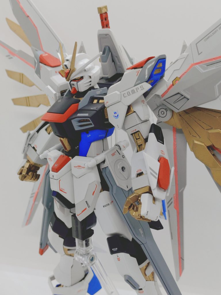 スルーするつもりだった肩のグレー部分をプラ板で加工しました。赤い三角も拡大出来れば良かったのですが…