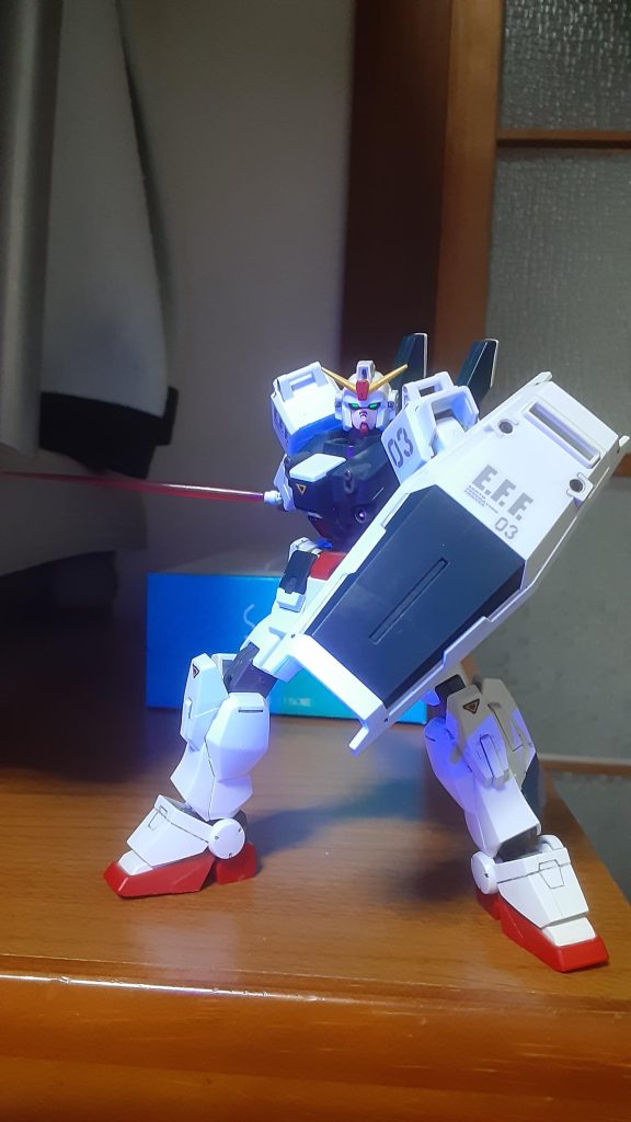 シールド正面構え及びサーベル持ちポーズ