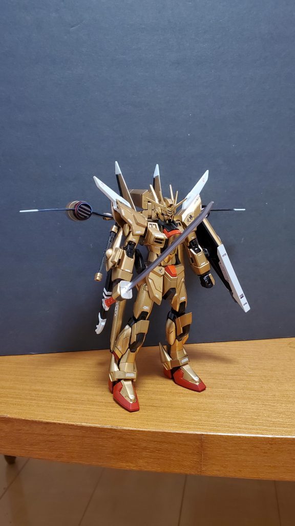 機体解説③:アカツキ改本体の機体解説は前回の投稿を参照。対艦刀フツノミタマはマイティストライクフリーダムと同型のものを装備。腰部サイドアーマーには従来のオオワシ装備から73F式改高エネルギービーム砲を移設。腹部にはAQM/S-2028 トヴァシュトリ 超高インパルス砲を装備している。