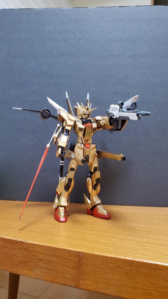 機体解説④:右前腕部に73J2式試製双刀型ビームサーベルが新しくマウントされている。マウント状態のままでもビームサーベルは展開可能である。左前腕部にはMX2002 ビームキャリーシールド改が装備されている。このシールドはインフィニットジャスティス弐式のシールドにヤタノカガミでコーティングをおこなったものである。また、シールドの武装であるEEQ8 グラップルスティンガー、RQM55 シャイニングエッジ ビームブーメランも使用することができる。