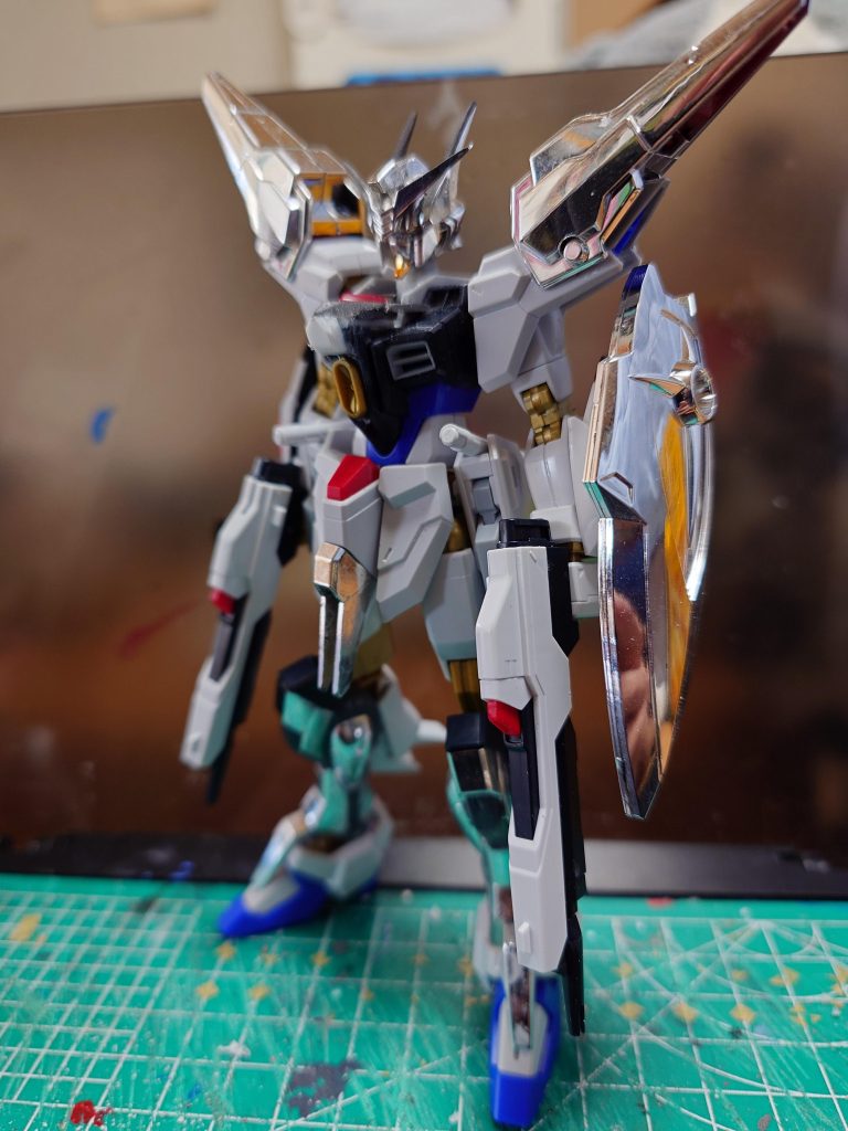 製作中。写真がちょっとボケちゃってますがご容赦を。銀色部分がメッキをはがしたアカツキです。この後シルバーも剝がすべきなんですが・・・なぜか塗装に入ってしまった・・・。