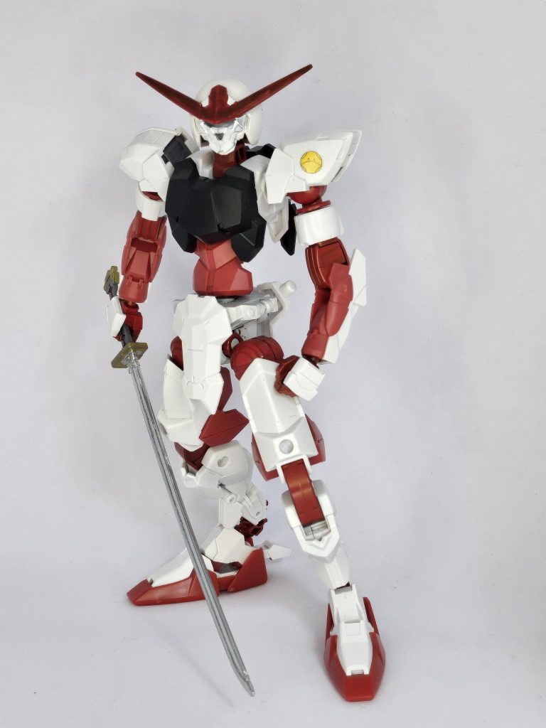 正面。吹き返し部分はカットしました。踵部分を見るとストライクガンダムの足首がスリッパになってるのがわかると思います。ガーベラストレートはHGから拝借。