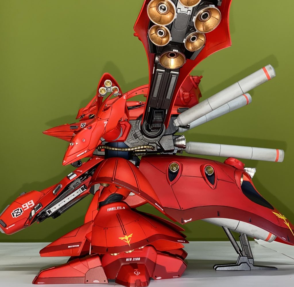 プラバンは0.5mmと1.0mmを使用。エッチングパーツと金属パーツを随所に貼りました。スラスターはビルダーズパーツとコトブキヤを使用。