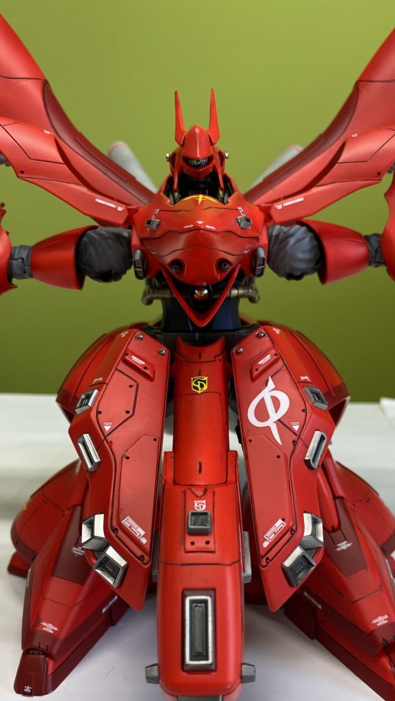 本体赤はピンクサフからプレミアムレッドで塗装。濃い赤はピンクサフからシャアレッド、上からプレミアムレッド。グレーはメカサフヘビー。腹部とシールドはプリズムブルーブラックタンクはニュートラルグレーⅡトップコートはガイアノーツのEXセミグロスクリアプレミアム