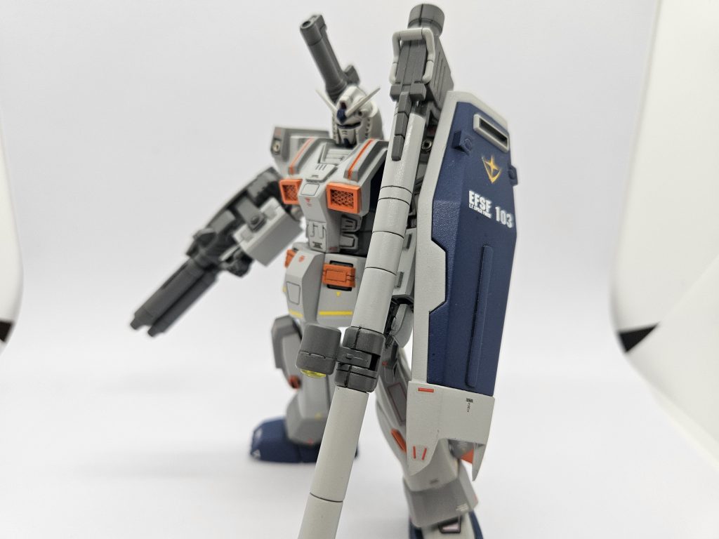シールドはカトキ版をベースに、打突用のパーツという設定の追加パーツ装着。肩アーマーがあるせいで、バズーカが担げなくなるので、延長用パーツを挟むことで解決。腰のヘリウムコアが、チラ見えするようにアレンジ。