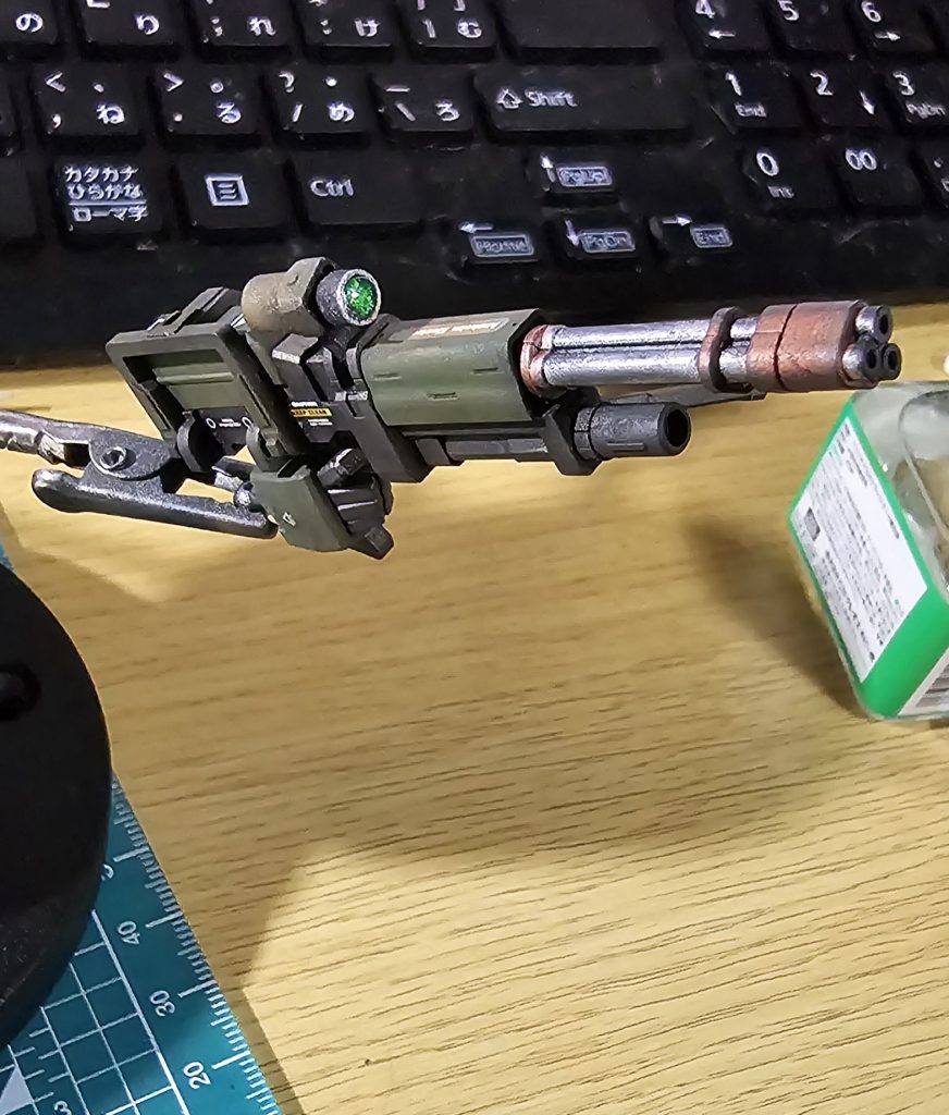 プラスチック感を消すためにも部分塗装を頑張りました(zaku-kao5)