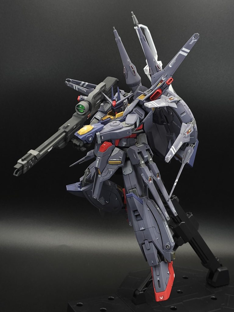 レジェンドのビームライフルとニコイチにして長距離射撃が可能なユーキディキウム・ビームライフル改を装備