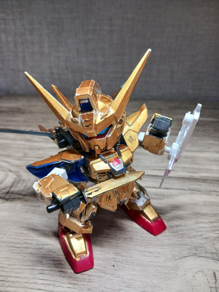 武装はヤタノカガミシュナイダーとユニコーンのサイコフレームシールドを改修したヤタノカガミサイコフレームシールド、通常のビームライフルヒャクライです