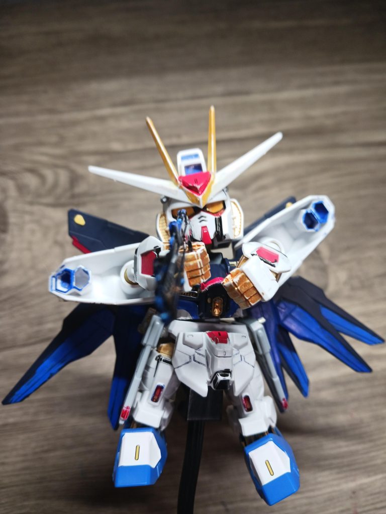 武装はドラグーンやレール砲、二丁のガンライフルはそのままでレールガンやアカツキが家族の戦いで使用していた、アロンダイトソードを持っている。