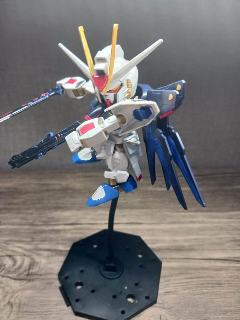 ファラクトの戦いで、サーベルの攻撃を庇ったストフリであったが、[そんなもの効くかボケェーー]と言っていたがなかなか のダメージをくらい改修された。