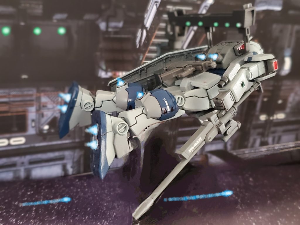 宇宙世紀0079年11月中旬、オデッサ陥落により崩れたミリタリーバランスを取り戻そうとするジオン軍との攻防が各地で激化していた…💥宇宙でもジオンエース部隊による巧みな奇襲作戦が展開され、前線部隊のあちらこちらで火の手が上がる状況と化していた😔💦そんな中、第3戦隊をはじめとする幾つかのエース部隊は火消し役として前線を縦横無尽に活動していた🏃💨日々の連戦で疲労が隠せなくなりつつある第3戦隊に再び応援要請の通信が入る📶補給作業中の前線部隊がジオン部隊の襲撃を受けているようだ❕第3戦隊は緊急スクランブルで現地に向け発進🚢MSパイロットは発艦シークエンスに入る🎵艦底からロッキングアームにより船外に移動する各MS❕ノボトニー中佐はペダルを軽く踏み込み、バーニアを低速で回転させる🌀各バーニアノズルが正常に作動している事を確認したノボトニー中佐は管制官に発艦🆗の合図を送りジョイントアームを解除させる👍✨