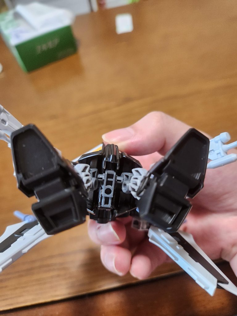 脚の改造その2。最初はCSのフレーム使ってみたんですが上手くいかず色々探してみた結果…荀彧ストライクノワールの脚部が合いそうなのでボール軸をちょっと切ったりそこに3mm穴空けたりして足が付けられるようにしました。(ちょっと緩かったのでマスキングテープ噛ましましたが)