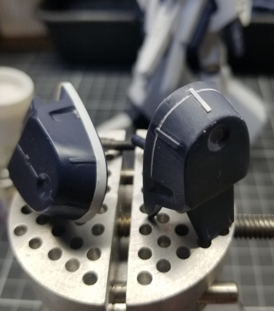 こちらは肩部パーツのスジボリ作業中。ちょうど合わせ目にできてる上部凸モールドは一旦ヤスリで削り落として、接着後にプラバンにて再現しています。
