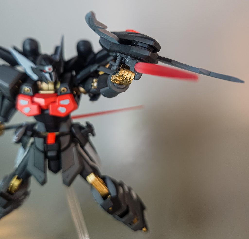 シールドに持ち手を付けたかったので生やしています。オリジナルでクロー部分に仕込みサーベルも追加。隠し武器も使う印象が強かったので。