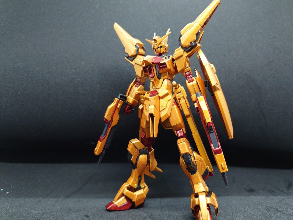 HGアカツキとHGマイフリのミキシング作品。アカツキの関節などをマイフリにアップデートすると同時に、武装関連をもりもりにしてみました。 胴体はまるっとマイフリですが、下部を延長して長くなった脚部に合わせました。腹部ビーム砲上部も前に伸ばしています。ベースのアカツキはオオワシ装備型。すべてメッキをはがし、プライマー塗布後にファレホのレッドゴールドでエアブラシ塗装です。湿度が高かったのもあってエッジがだるくなってしまったのが悔しいところ。