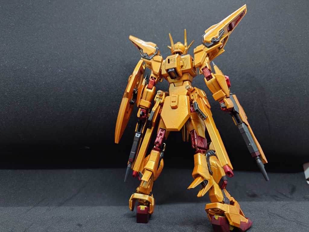 関節はデスティニーガンダムSpecⅡの最大稼働時と同じく赤ですが、この機体はこれが基本色となっています。