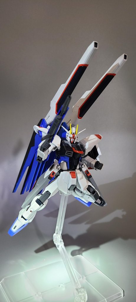 ②手持ちシールド何で肘接続じゃ無いん?どう考えてもカッコ悪いじゃん。位置も肩に干渉するから低くしたんだろうけど、低すぎる。という訳で手持ち部分を加工、ランナーを刺して穴を開けた肘に接続できるように変更した。ただ、ここは棒じゃなくてボールジョイントにしたほうが良かったと思う。動かす際結構気を使う。