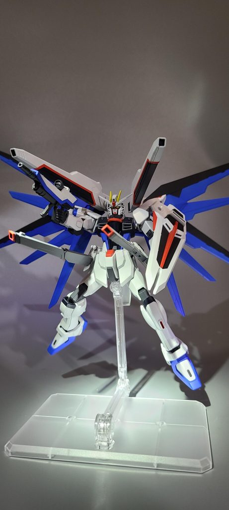 合わせ目は基本的に段落ち処理になっており肩の縁、ビームライフル、レールガン、頭部ヘルメットくらいと少ない。肩の縁、ビームライフルは普通に消し、頭部ヘルメットは定番の後ハメ加工を行った。レールガンも後ハメ加工するか悩んだが加工跡が見えるし、強度的にも不安な為断念。消せるところは消して、合わせ目を段落ち処理、反対側にスジ彫りを行いそれっぽくして対応。9年前のキットなのでマイフリに比べると流石に造形や可動、ポリキャップむき出しなど時代を感じる。MGver.2.0やメタルビルドに比べるとディテールも少なくシンプルで、ある意味貴重かも?
