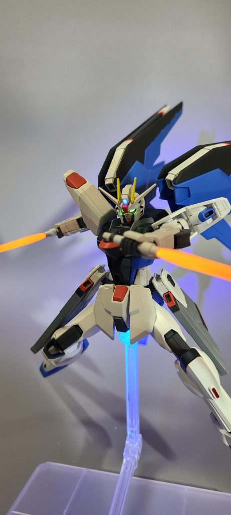 ①あまり格好良くない顔目がデカい。目が大きく感じる主な原因は、付属のシールがでかすぎること。塗装するから関係なかった。とはいえ、マイフリやインジャに比べるとやっぱり大きく感じるが、許容範囲なため放置。あとは頬のグレーパーツが分厚いのでヤスリがけを行い少し薄くした。また、首が埋まっている印象な為、首を切って1mmプラ板を挟み延長した。