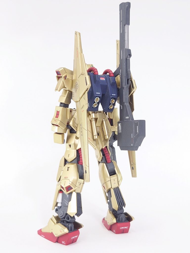 作成内容は↓合わせ目消し、スジボリ、プラ板貼り、頭部アンテナを金属柱に変更、ガンダムデカール、センサー部にラピーテープとレジン封止、腰と脹脛にフィンを設定、バーニアに焼色塗装、脛のシリンダーを白塗装、金の調色です😁一応エアブラシで全塗装になります🎵