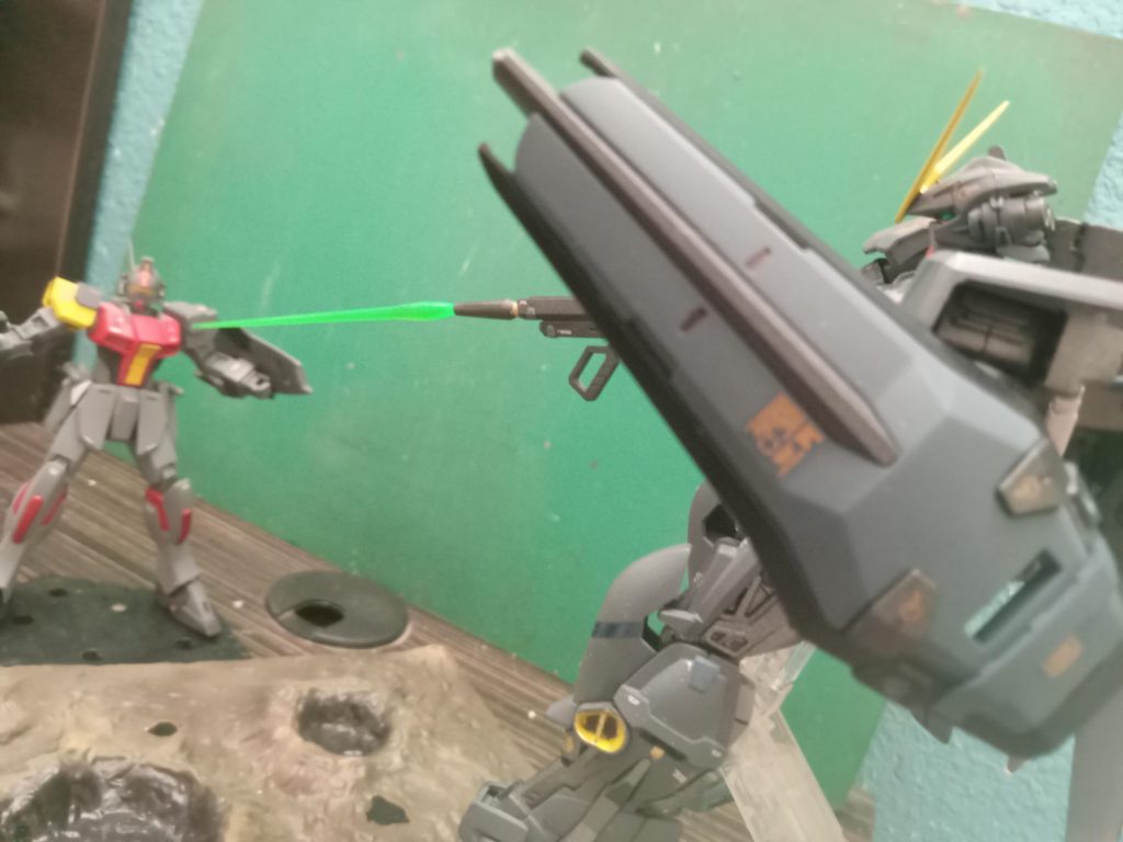 アストレイ計画の極秘パーツであるシャドウフレームは、特別に設計されたMSです。フレームは実験的な新しいポリマーでコーティングされています。このポリマーは、MSから放出される熱を大幅に削減します。また、ほとんどのレーダー波を吸収するため、現代の機器で検出することはほぼ不可能です。