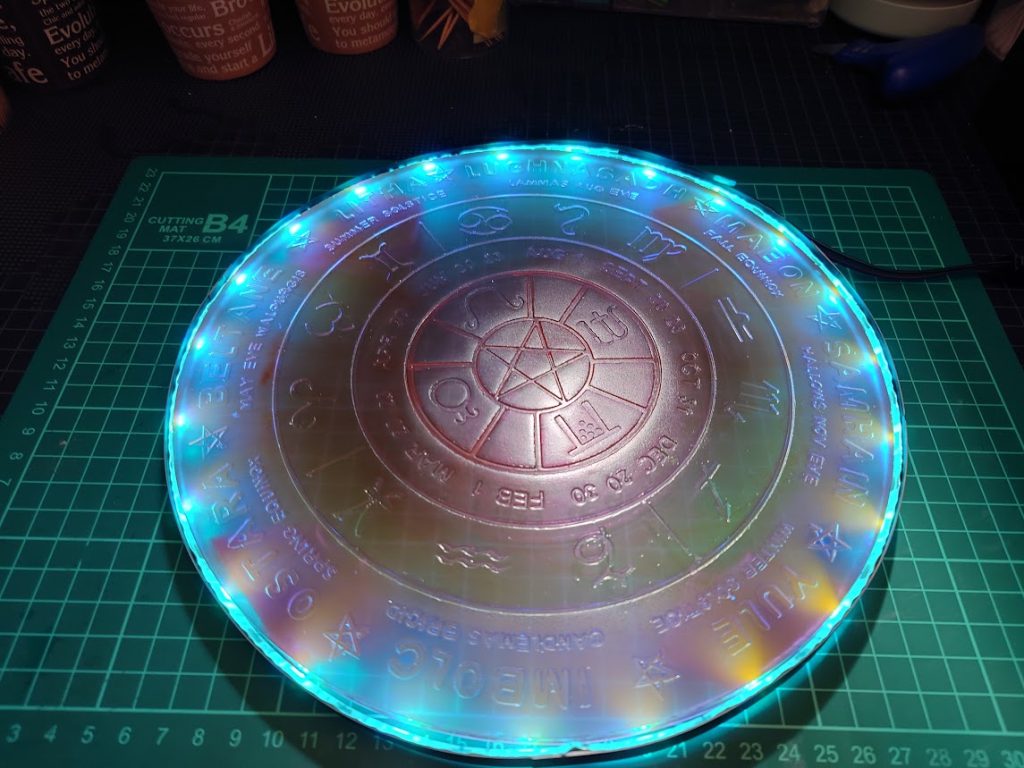 エポキシレジンを使って作成しています。エナメルの蛍光を2種類塗ってますが、蛍光の発色はほんのりです。周りをLEDテープでぐるっと囲んでます。