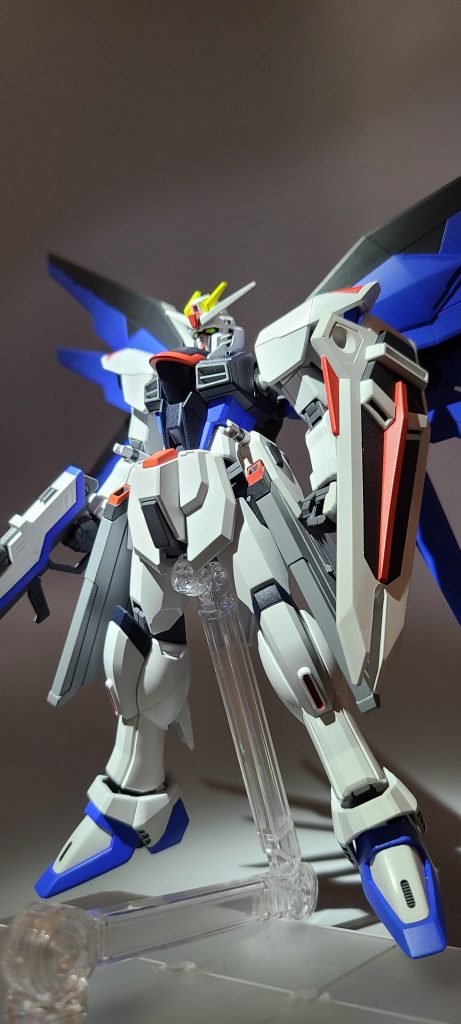 ③直線的すぎる足の修正脛のラインが直線的すぎて美しくない。脹脛からくびれて足首につながるように、脛が下に向けて広がるような造形になっていない。箱と箱を組み合わせて作ったようなそんな違和感。脛部分下部にプラ版を2mm挟み若干裾が広がるように改修。本当はもっと広げたいけどこれ以上は中のポリキャップに負担がかかるので断念。また、足首が埋まっている印象の為、足首関節に1mmプラ版を貼り延長。