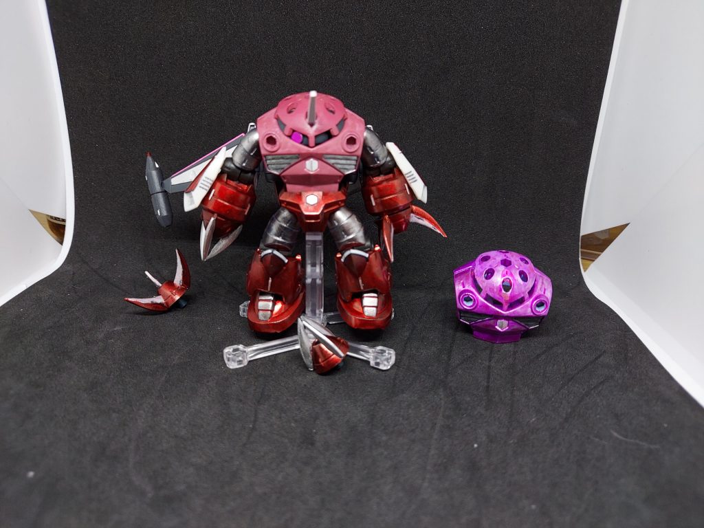 比較。こりゃひでぇ！メタリックピンクの上から塗ろうとしたらツルツルしてて無理だったから別の素体から新品のボデー↑を取り出して改めて塗りました。っぱシャアピンクしか勝たん！