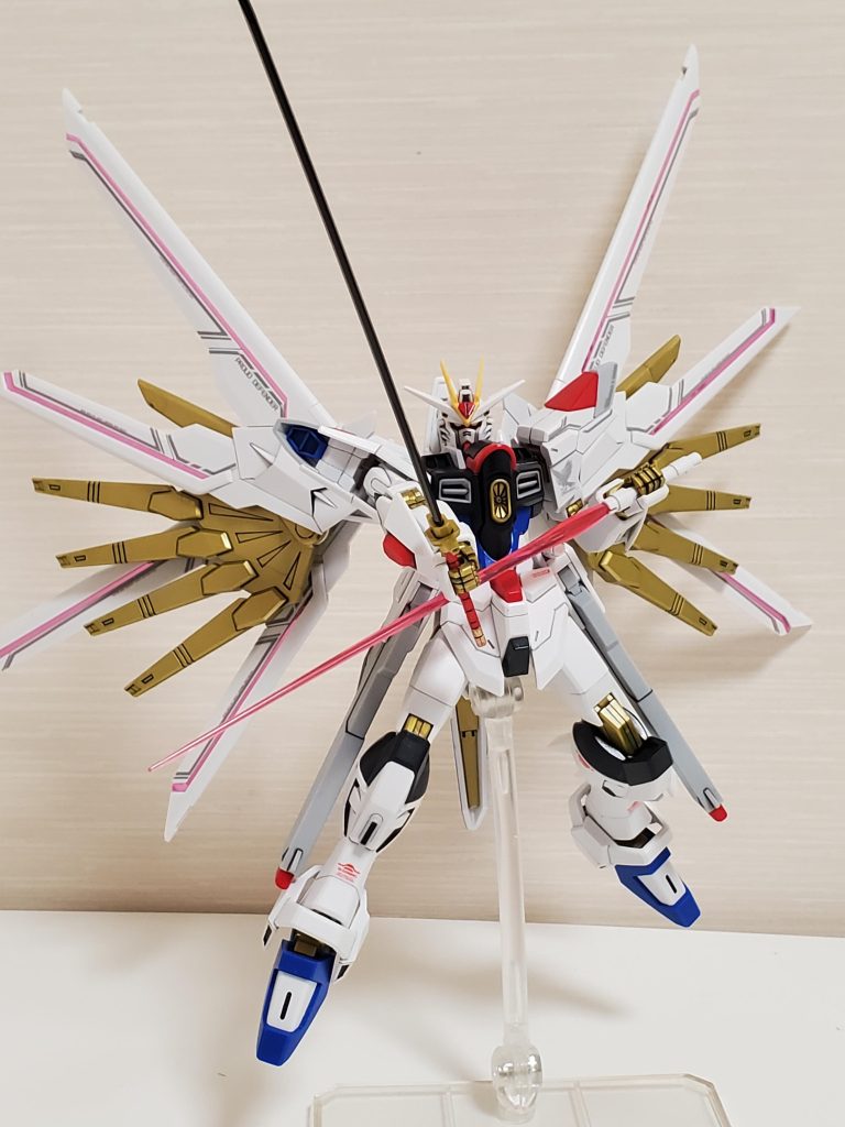 セカンドキービジュアル風にポージング。撮影では使用しませんでしたが、ビームライフルも作ってます(劇中使ってませんね)。途中で作っていたプラモが他メーカーの物でしたので、比べると改めてガンプラは作りやすいなぁと感じました。よく考えたら、今年に入って完成したガンプラはまた2体でした😨皆さんは今頃RGガンダム2.0を作っておられるのでしょうか?私は到着が明日以降になるので盆休み中に完成させるのは無理な予感…😢
