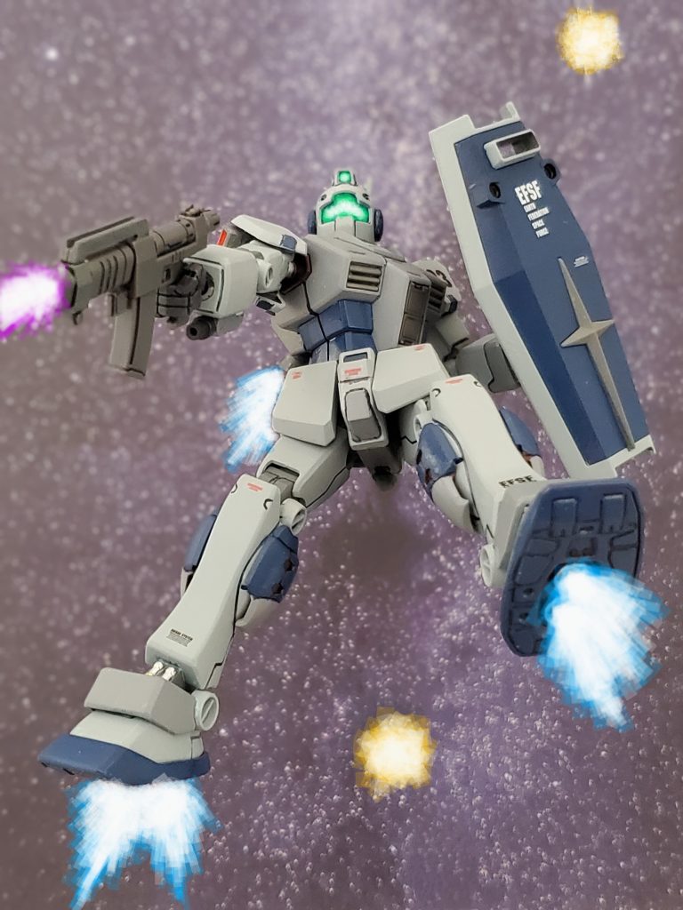 新機種に搭乗する際に義務付けられている慣熟プログラムを経て、実戦に挑むノボトニー中佐👍✨幾人ものパイロットからの要望に応えるため、機動力、装甲、火力を短期間で盛り込んだその機体はバランス調整が不十分💦トリッキーなジャジャ馬MSであった😰それでもノボトニー中佐は高い技量で補い性能を引き出していた😎✨また標準装備のスプレーガンも改良が加えられ、射程命中精度の強化❕そしてエネルギーパックの大型化により戦闘継続時間が増していた👍✨